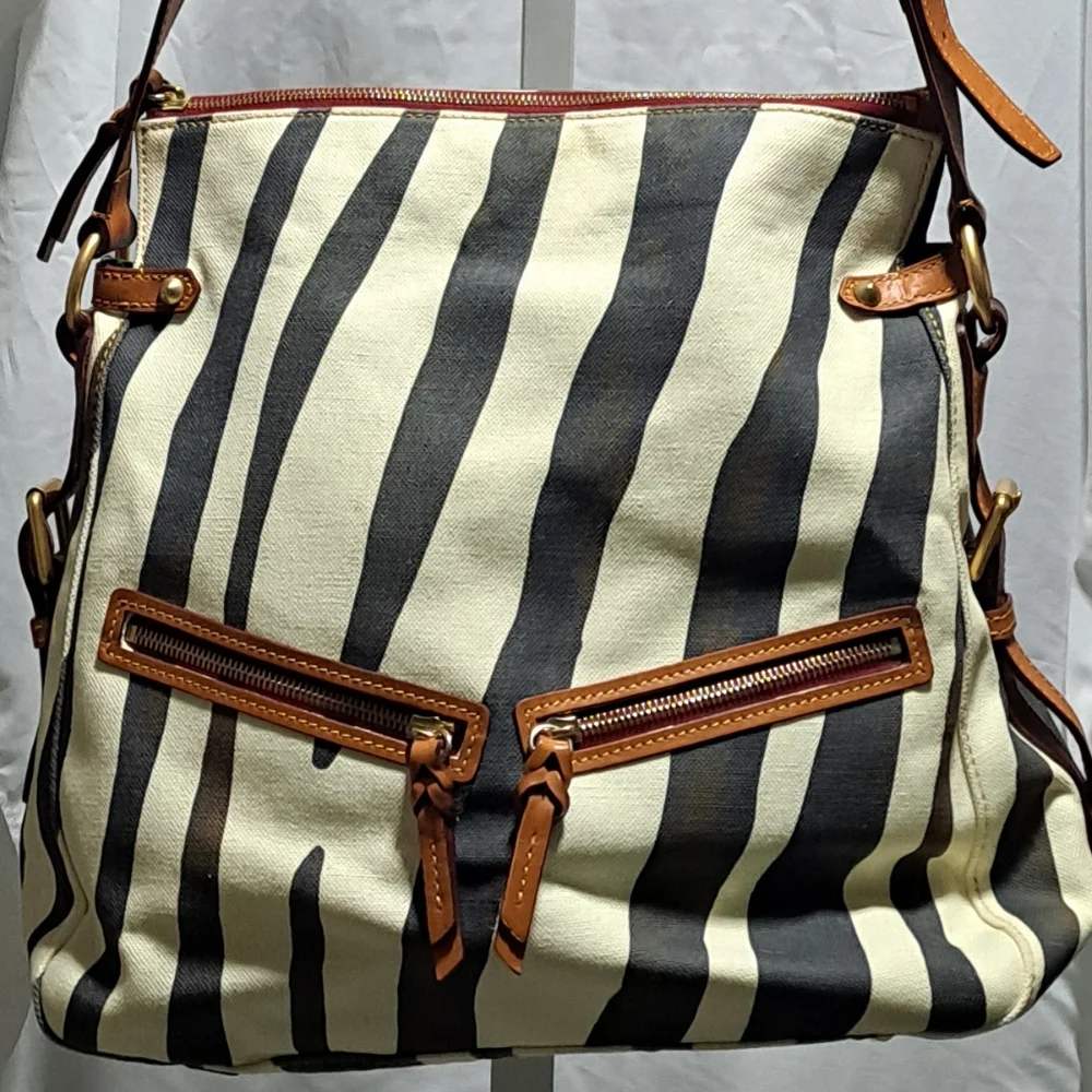 Dooney & Bourke chic d&b
